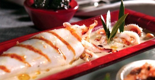 Кальмар, фаршированный оливками, кедровыми орешками и крабовым мясом