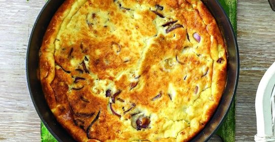 Запеченный омлет с красным луком, на сметане