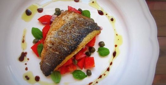 Сибас жареный с салатом из помидор и каперсов