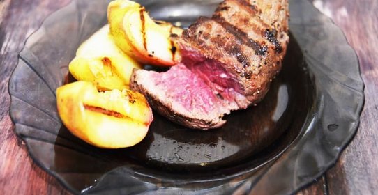 Стейк с персиками и абрикосами на гриле
