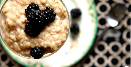 Рисовый пудинг с ежевикой