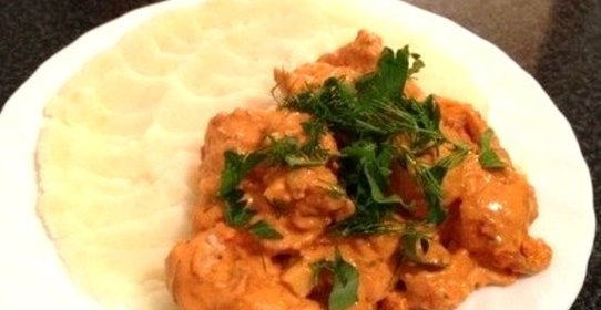 Бефстроганов из курицы со сметаной