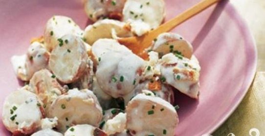 Салат с картофелем, сыром и беконом
