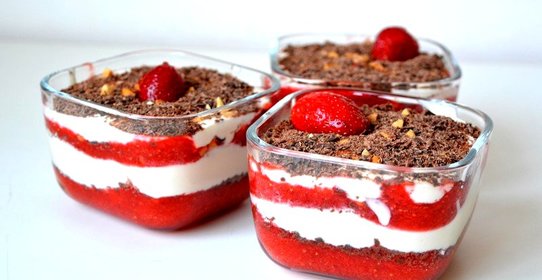 Творожный десерт с клубникой