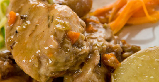 Кролик тушеный