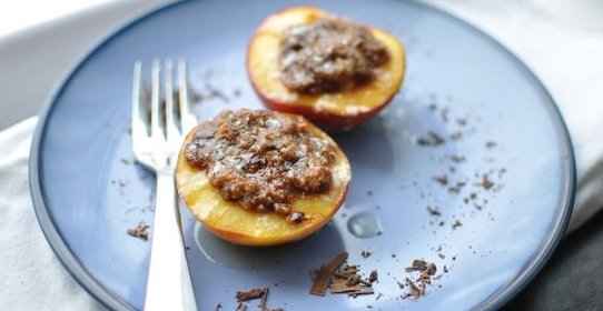 Персики с шоколадом