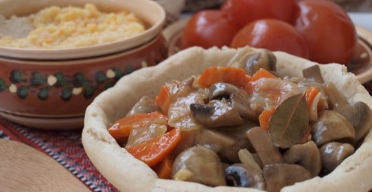 Гуляш из шампиньонов с луком и морковью