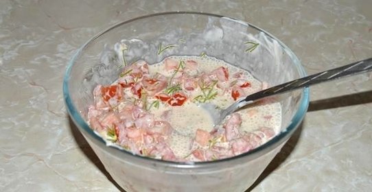 Лёгкий салат с чесноком и помидорами