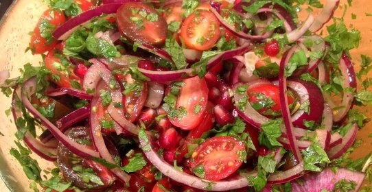 Салат из помидоров черри с красным луком и травами