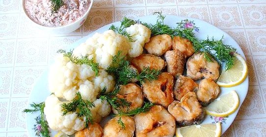 Хек с пряным сметанным соусом