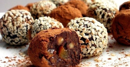 Шоколадные конфеты с курагой и орехами