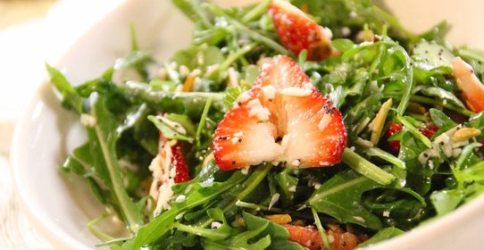 Салат из клубники и рукколы
