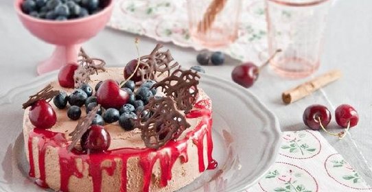 Шоколадное парфе с корицей и черешней