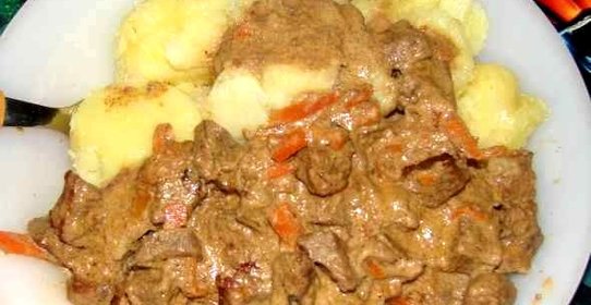 Гуляш из говядины со сметаной