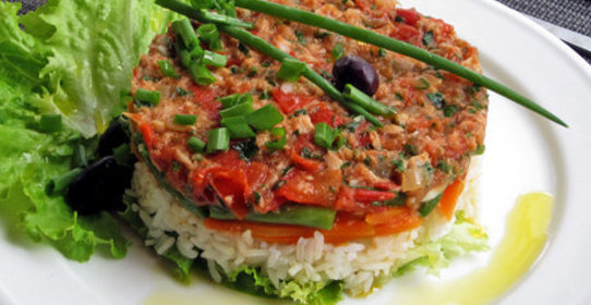 «Многоэтажный» салат с тунцом