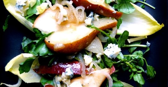 Салат с жареными грушами и луком