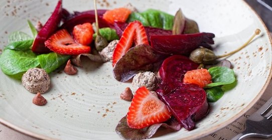 Салат с молодой свеклой, трюфельным сыром и заправкой из яблочного сидра
