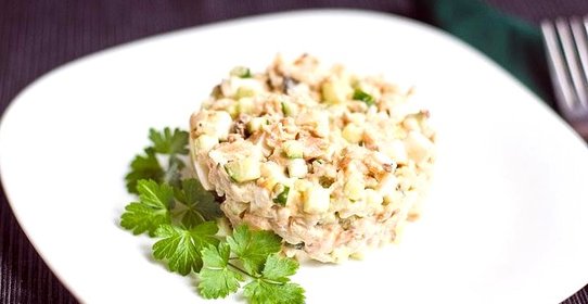 Салат с консервированной горбушей и кукурузой