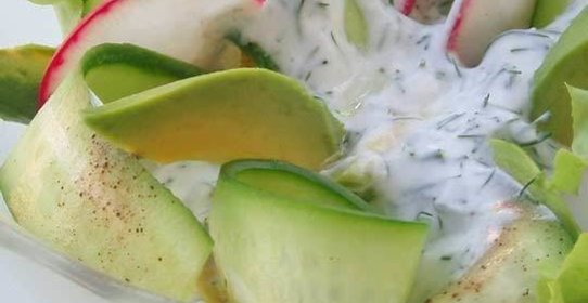 Салат с авокадо, огурцами, и редисом под йогуртовым соусом