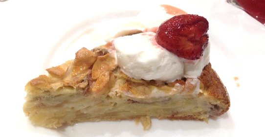 Шарлотка с мороженым и клубникой