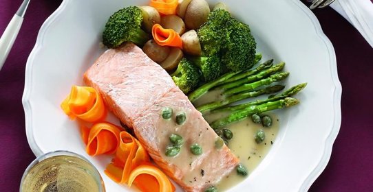 Семга с овощами под соусом