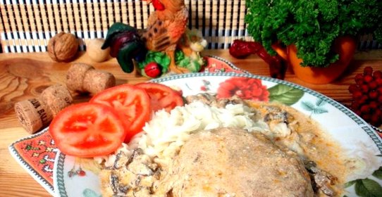 Биточки с картофелем под грибной подливой