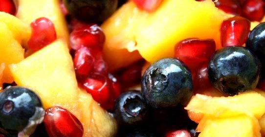 Летний салат из манго, гранатовых зерен и черники