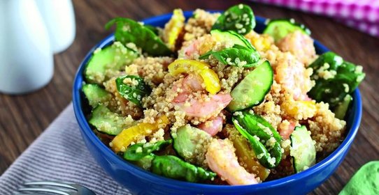 Теплый салат из киноа с креветками