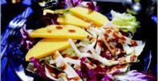 Салат из манго и деревенского сыра