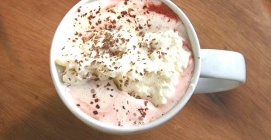 Красный бархатный горячий шоколад