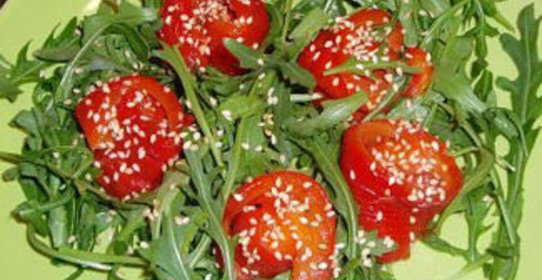 Салат с запеченным перцем и кунжутом