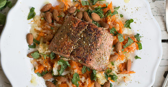 Лосось с миндалем и морковью