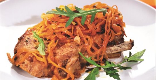 Свиные котлеты на косточке с морковью