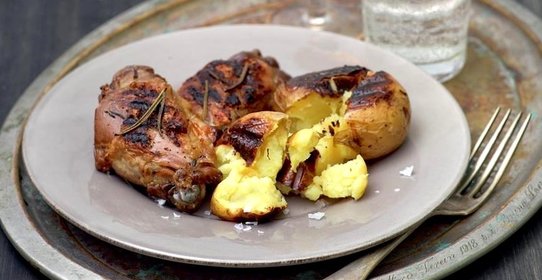 Бедрышки цесарки с картофелем и розмарином