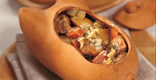 Свинина в горшочке с овощами