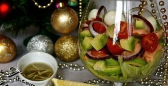 Салат с соусом из анчоусов