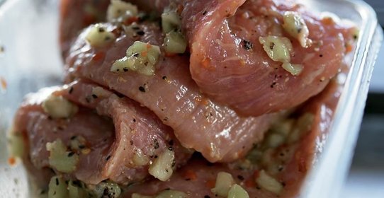 Говядина-гриль, маринованная с киви