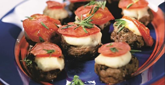 Котлеты из говядины с картофельным пюре и помидорами