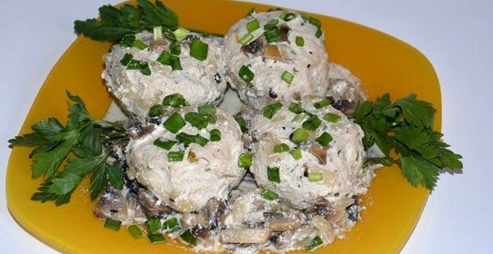 Куриные биточки в грибном соусе
