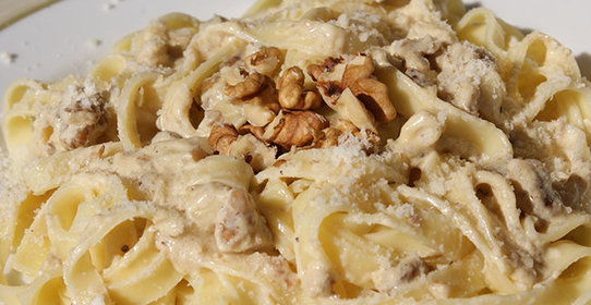 Фетучини со сливками и грецкими орехами