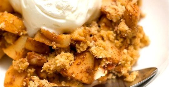 Яблочный крамбл с корицей и взбитыми сливками