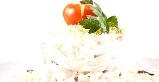 Салат из кальмаров с луком и майонезом