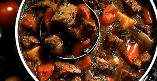 Говядина по‑бургундски с жемчужным луком