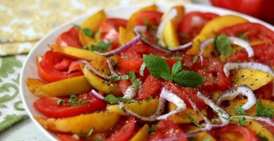 Персиковый салат с помидорами