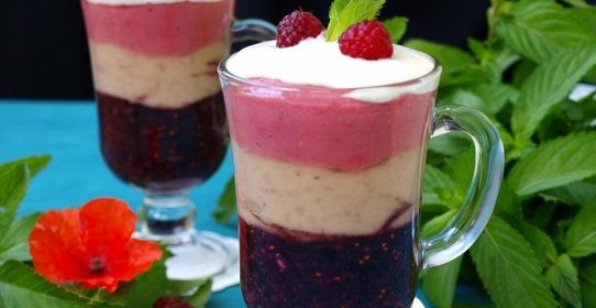 Ягодный десерт с бананами