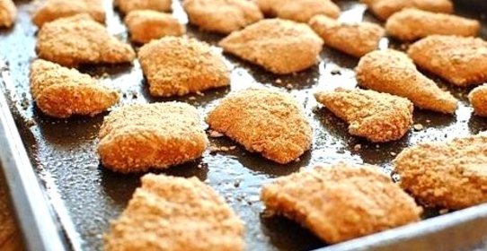 Куриные наггетсы в картофельных чипсах, запеченные в духовке