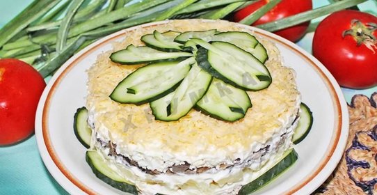 Салат Венеция с черносливом и курицей