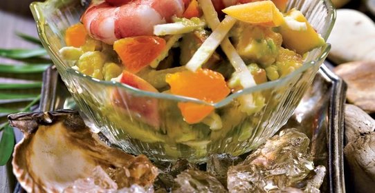 Кисло-сладкий салат из авокадо с креветками