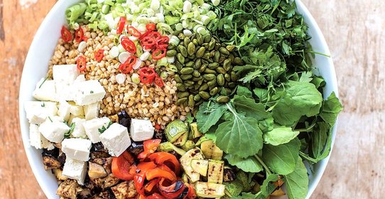 Каирский салат с перловкой и овощами-гриль