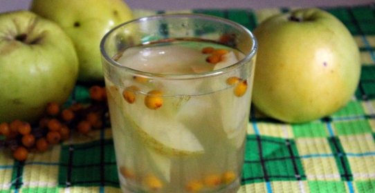 Компот из яблок и облепихи с листом малабарской корицы